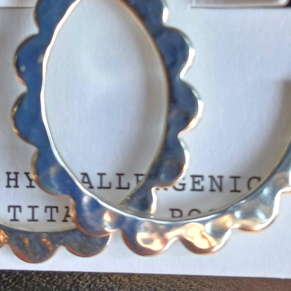 ❤️Madewell❤️Light Silver Beautiful Scalloped Hoops 💥Mermaid Vibe💥 - Picture 4 of 5